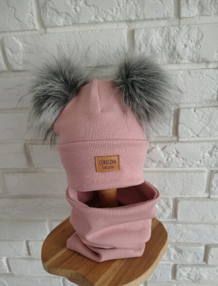 Czapka z pomponami - prążkowana