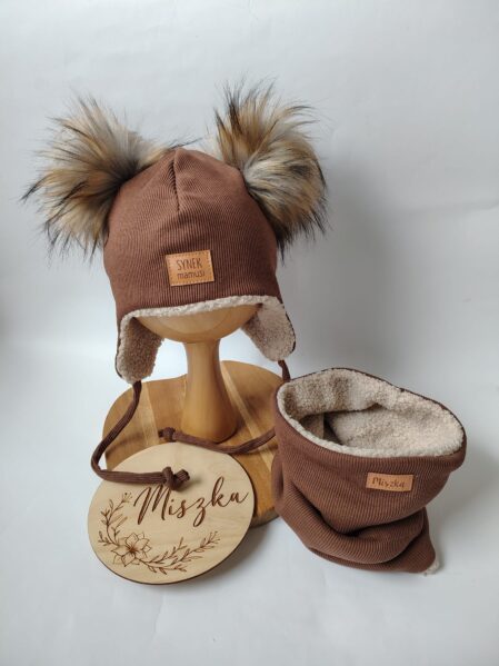 Czapka pilotka ocieplana z pomponami - prążkowana